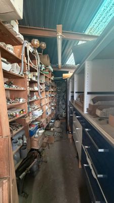 une pièce longue et étroite, avec de nombreuses étagères à l'intérieur