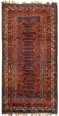 un tapis rouge et noir à motifs géométriques