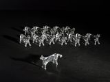 toutes ces figurines transparentes posées sur la table