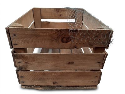 une caisse en bois entourée de grillage