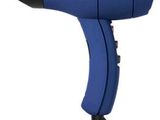 un sèche-cheveux bleu posé sur une table blanche