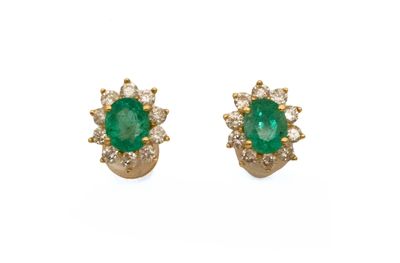 une image d'une paire de boucles d'oreilles en émeraude et diamant