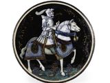 une photo d'une assiette sur laquelle figure un homme à cheval
