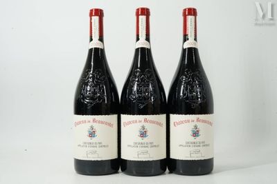 trois bouteilles de vin posées sur une table blanche