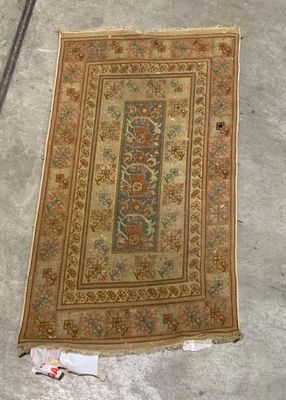 Lot de deux tapis grecs, l'un de forme prière et l'autre à d…
