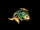une broche en forme de poisson vert et bleu sur fond noir