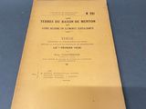 gros plan d'un livre sur une table à fond bleu
