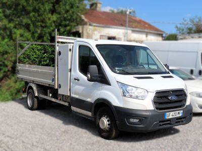 un camion blanc garé à côté d'une camionnette blanche