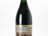la bouteille de vin est posée sur la table sur fond blanc
