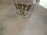 un bocal en verre orné d'un logo jaune et noir
