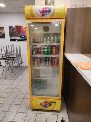 un petit réfrigérateur contenant des boissons, dans un restaurant