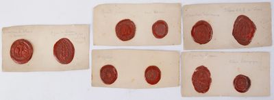 quatre morceaux de cire sur une feuille de papier, avec quatre cachets de cire différents