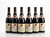 six bouteilles de vin sont alignées dans une rangée