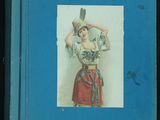 un vieux livre bleu avec la photo d'une femme en costume