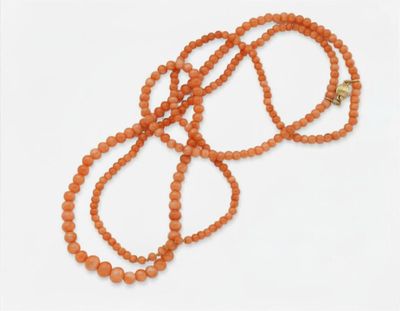 un collier de perles orange muni d'un fermoir doré, sur fond blanc