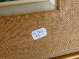 une photo d'une œuvre d'art sur laquelle est collé un autocollant