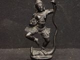 statue en bronze représentant une personne tenant un serpent, posée sur un socle