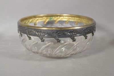 un bol en verre orné d'un motif représentant un cheval