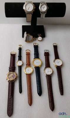 plusieurs modèles de montres exposés dans une vitrine