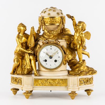 une horloge en or posée sur une table en marbre