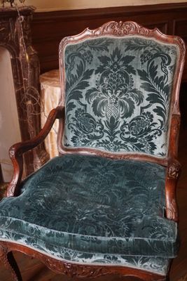 une chaise qui se trouve devant une cheminée