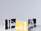 trois blocs de couleurs différentes, chacun orné d'une figure, sur un fond blanc