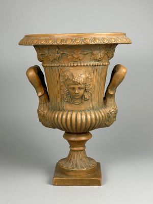 un grand vase sur lequel est représenté un visage