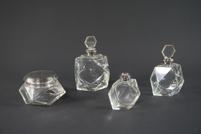 Nécessaire de toilette en cristal.