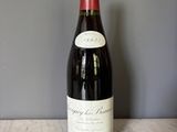 une bouteille de vin posée sur une table en bois