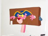 l'image d'une panthère rose coiffée d'un chapeau de pirate sur un panneau en bois