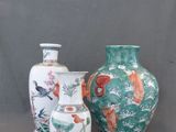 trois vases posés l'un à côté de l'autre sur une table