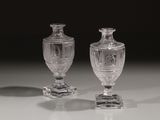 une paire de vases en verre transparent posés sur une table blanche