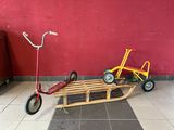 une petite luge en bois à laquelle est fixé un vélo