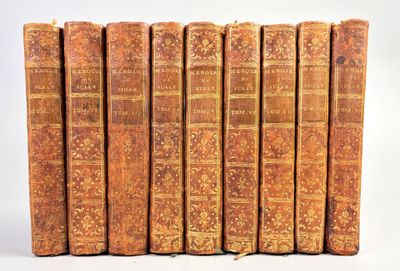 un ensemble de cinq vieux livres superposés