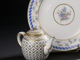 une théière et une théière avec une cuillère à côté