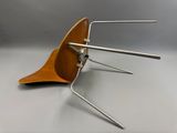 une image représentant une chaise en bois dotée de quatre pieds en métal et d'une assise en bois