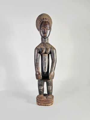 Statue féminine en bois sculpté.
