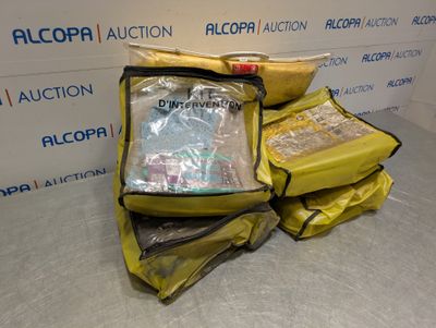 plusieurs sacs contenant divers objets, posés dans un sac jaune par terre