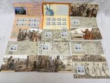 un grand nombre de timbres qui sont sur la table