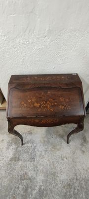deux petites tables placées l'une à côté de l'autre