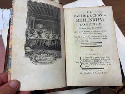 un livre ouvert, avec l'image d'un homme qui le tient à la main