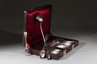 une cuillère et une fourchette en argent dans un étui contenant une fourchette et une cuillère