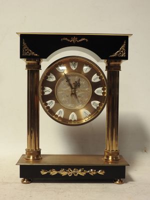 une horloge noire et or posée sur une table