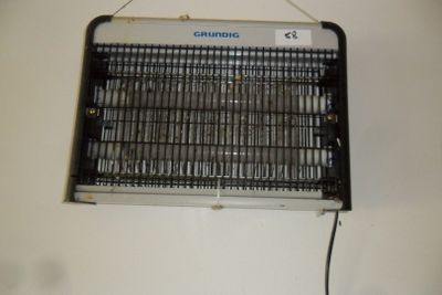un radiateur électrique noir et blanc accroché au mur