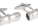 une paire de boutons de manchette en argent ornés de pierres noires sur fond blanc