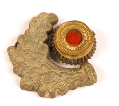 une broche en or sertie d'une pierre rouge