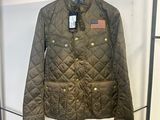 Veste matelassée Barbour verte exposée dans un magasin