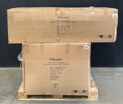 des cartons empilés sur des palettes devant un mur noir