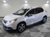 la voiture blanche est garée sur un sol en damier dans le garage