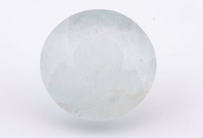 un gros plan d'une boule de marbre blanc posée sur une surface blanche
